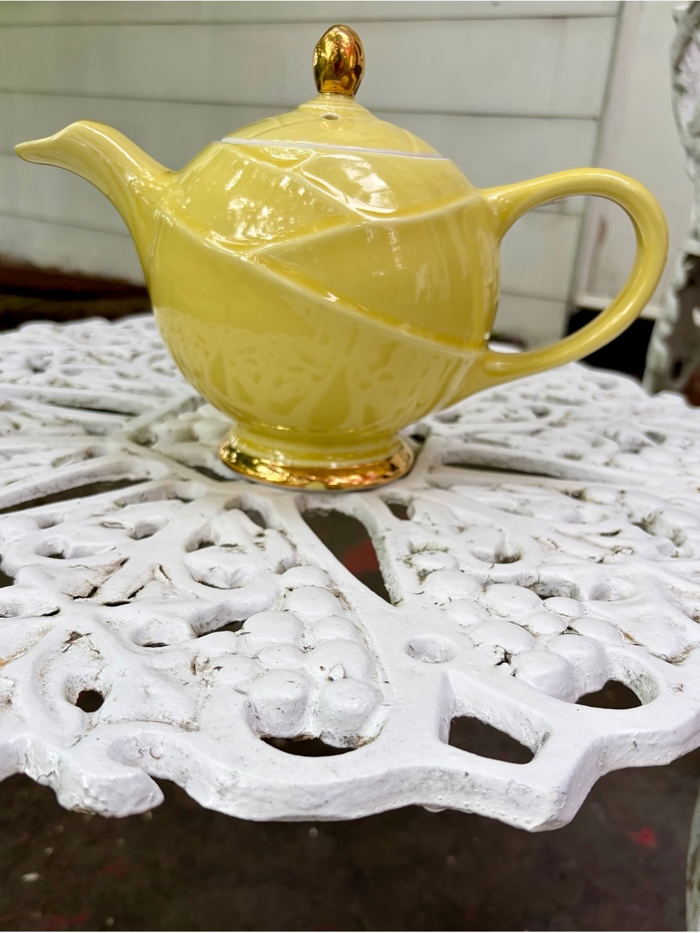 Teapot, Hall China, Moderne Shape #0219, Canary Yellow, 22KT Gold Accents, 6 Cup